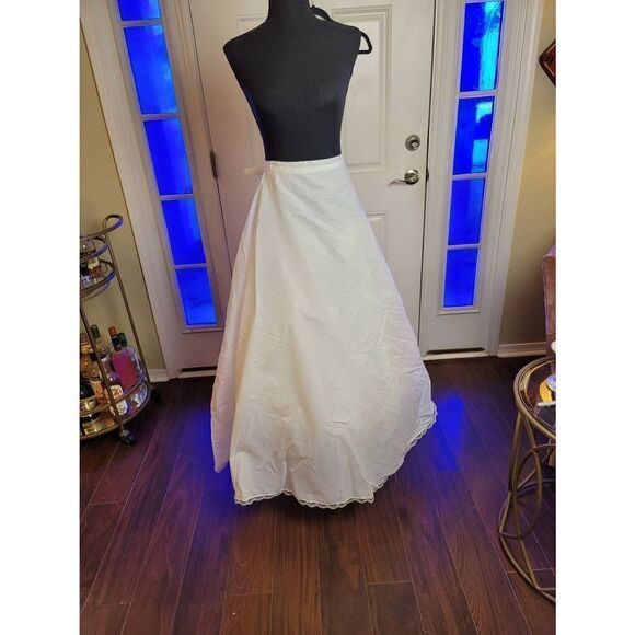 Love too white wedding dress crinelind. - Picture 1 of 2